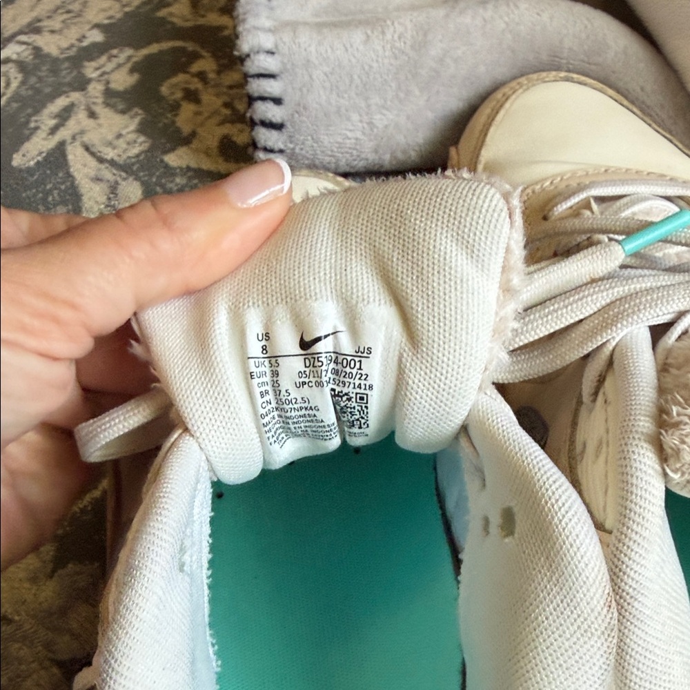 Nike Women’s Beige and Light Gray Sneakers with Teal Accents - Picture 7 of 8